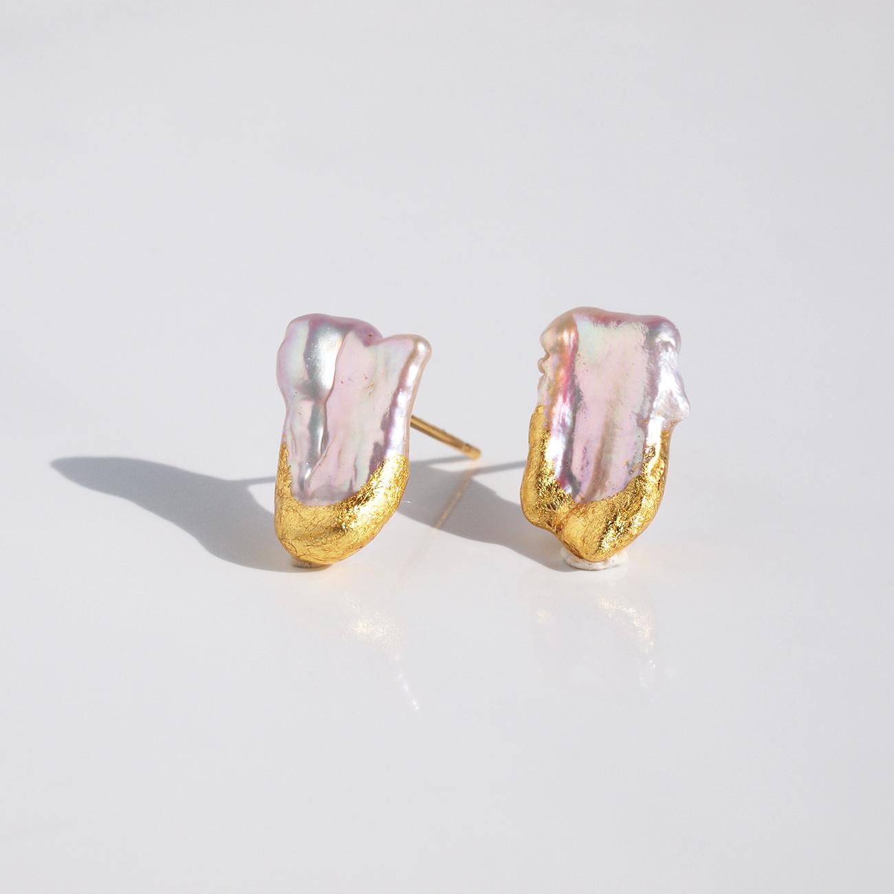 みずみずしい照り　金箔とピンクバロックパールのピアス　ユニーク形状のパール　アレルギーフリー1枚目の画像