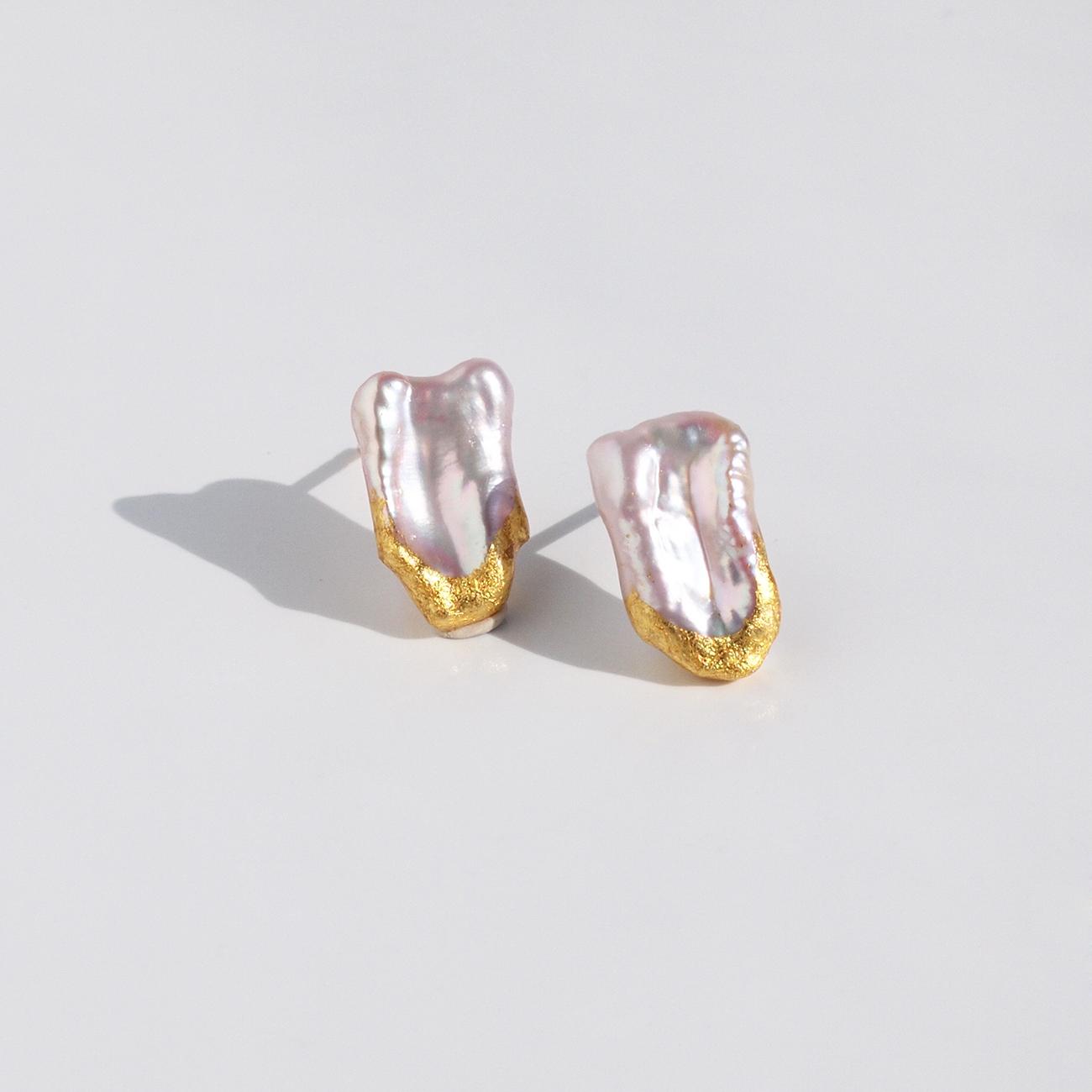 みずみずしい照り　金箔とピンクバロックパールのピアス　ユニーク形状のパール　アレルギーフリー | 2枚目