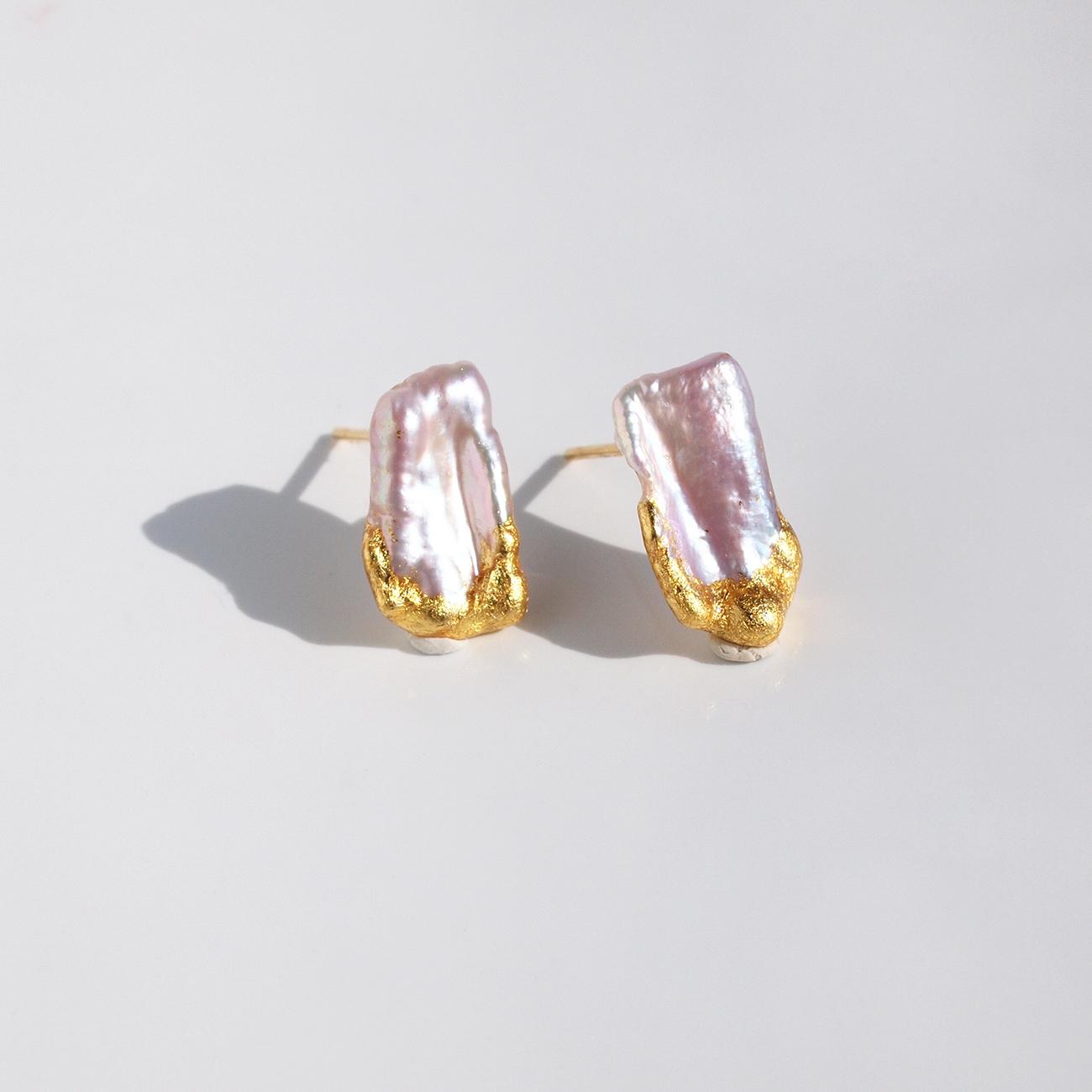 みずみずしい照り　金箔とピンクバロックパールのピアス　ユニーク形状のパール　アレルギーフリー | 3枚目