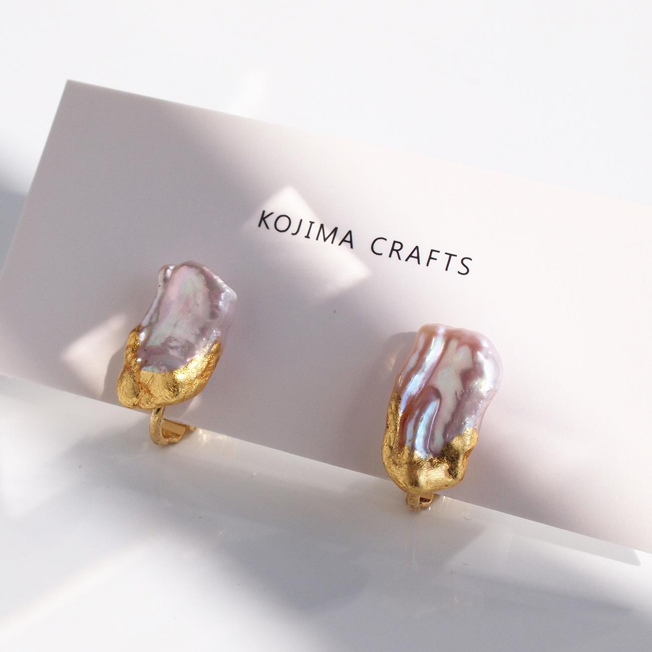 みずみずしい照り　金箔とピンクバロックパールのイヤリング　ユニーク形状のパール1枚目の画像