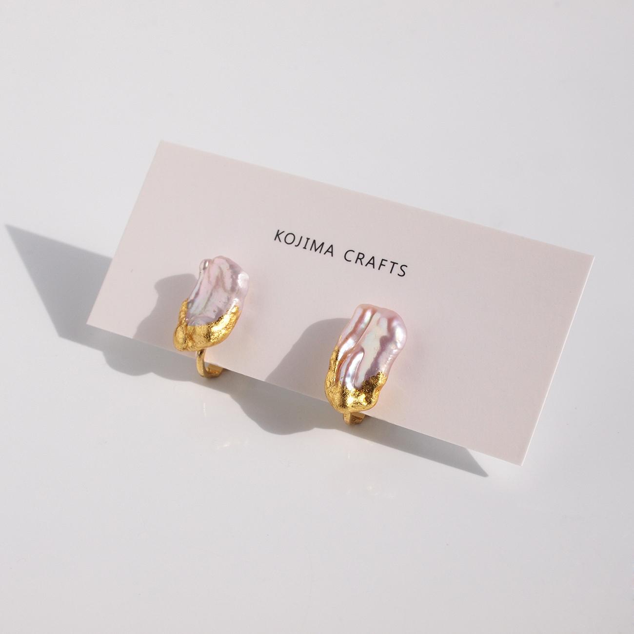 みずみずしい照り　金箔とピンクバロックパールのイヤリング　ユニーク形状のパール | 2枚目