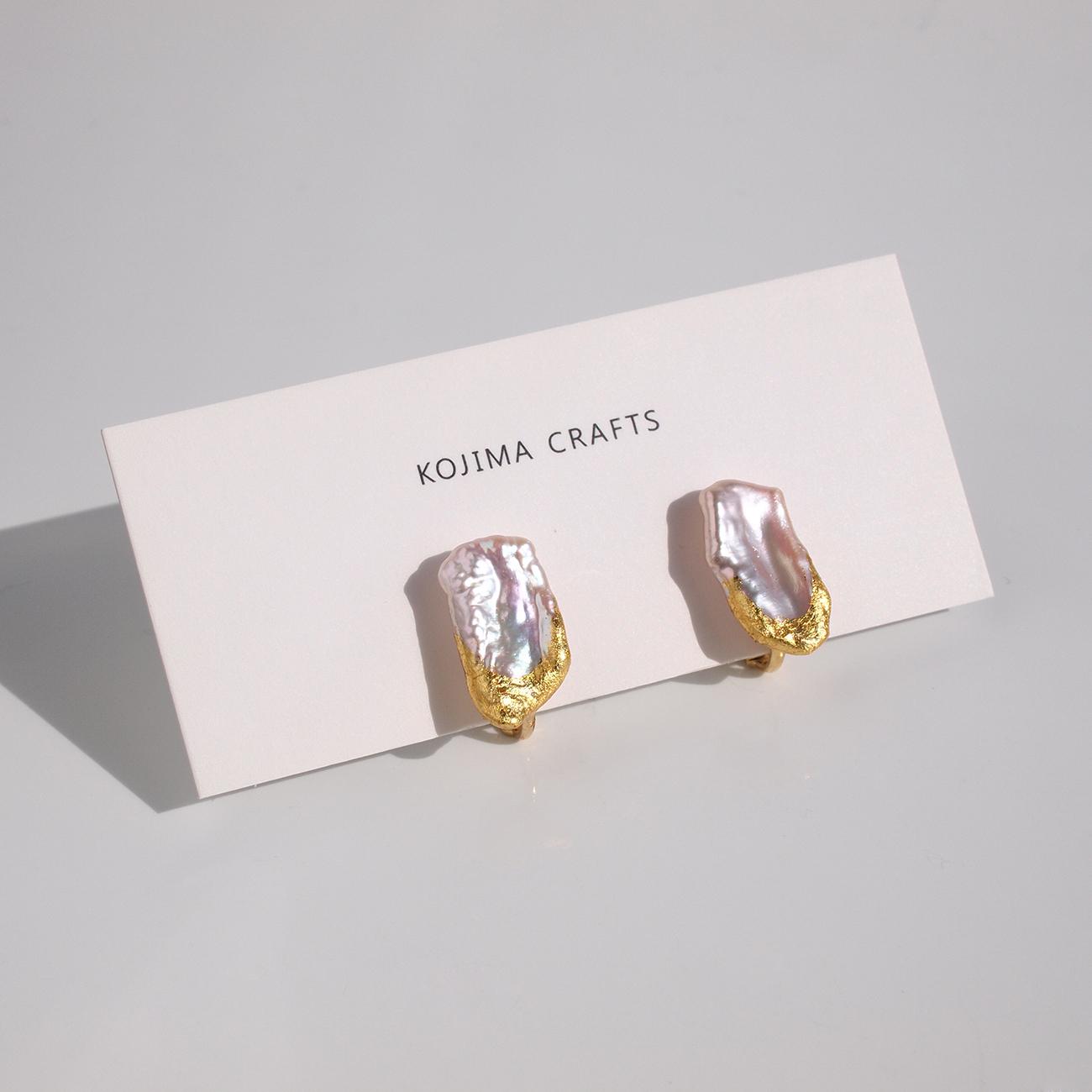 みずみずしい照り　金箔とピンクバロックパールのイヤリング　ユニーク形状のパール | 3枚目