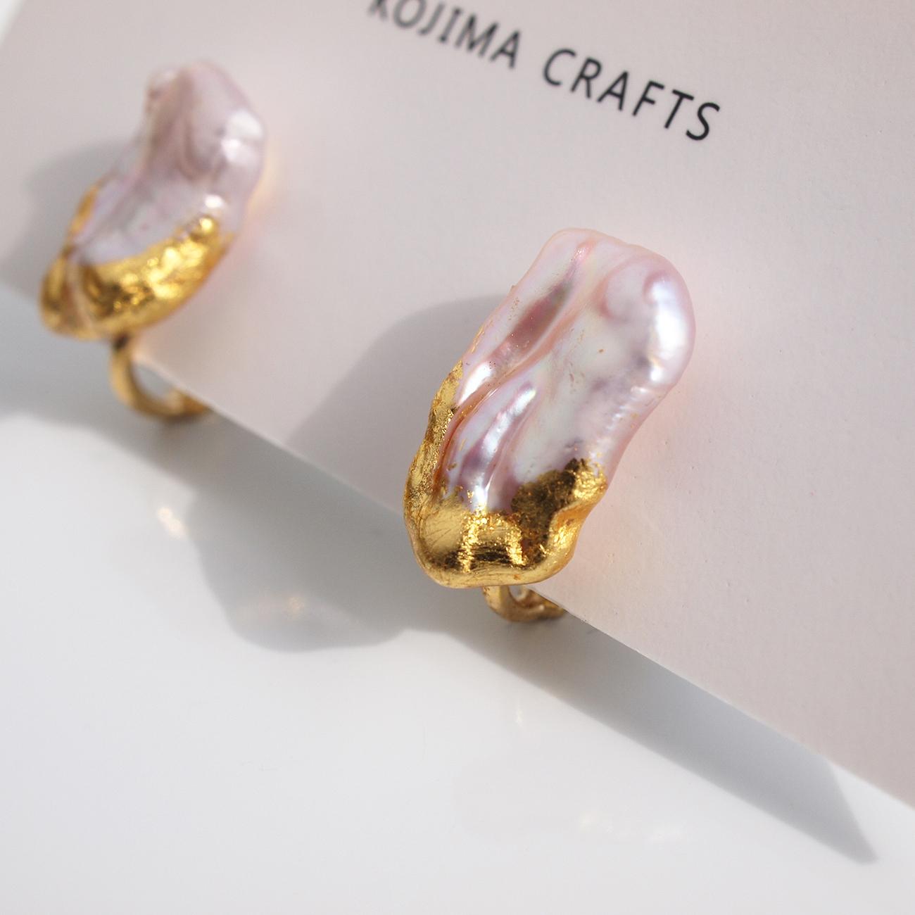 みずみずしい照り　金箔とピンクバロックパールのイヤリング　ユニーク形状のパール | 4枚目