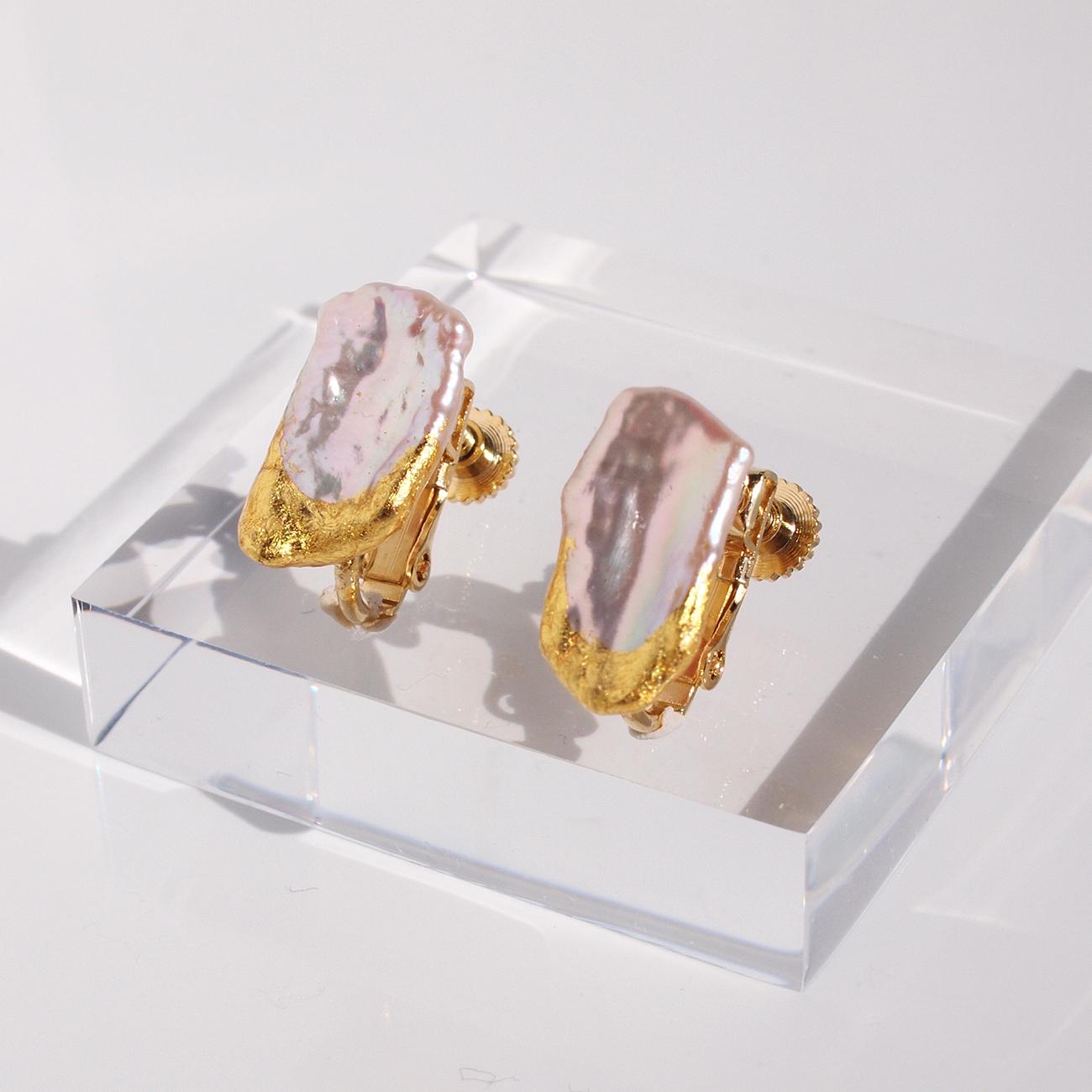 みずみずしい照り　金箔とピンクバロックパールのイヤリング　ユニーク形状のパール | 8枚目