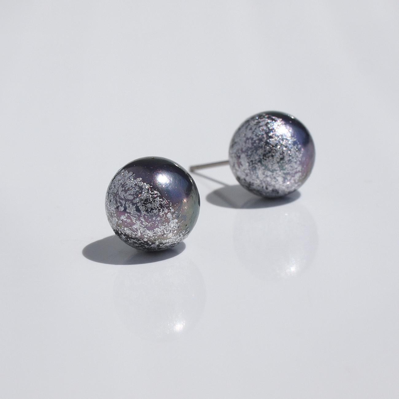 夜空の煌めきピアス【10mm】　ピーコックパール×アルミ箔のスタッドピアス　アレルギーフリー