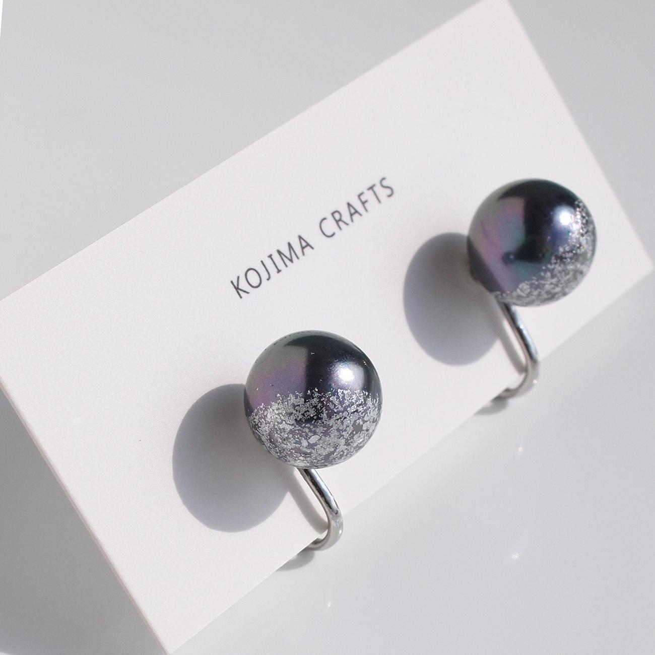 夜空の煌めきイヤリング【10mm】　ピーコックパール×アルミ箔のイヤリング
