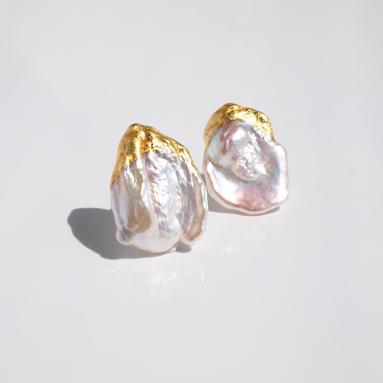 《1点物》大粒なのに軽い ニュアンスたっぷりの金箔とケシパールのピアス[02]　淡水パール アレルギーフリー