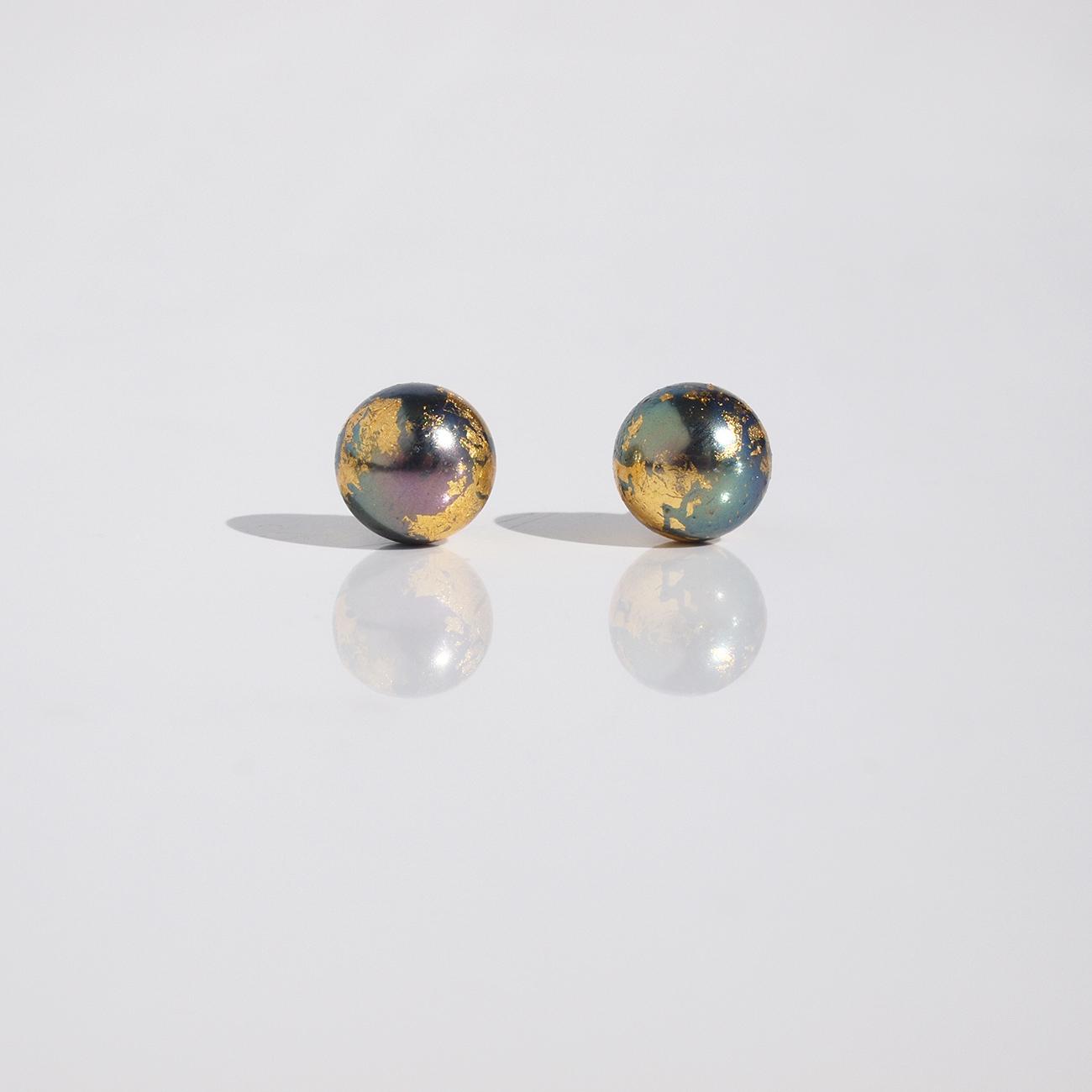 地球ピアス【8mm】金箔とピーコックパールのスタッドピアス　アレルギーフリー　ユニセックス