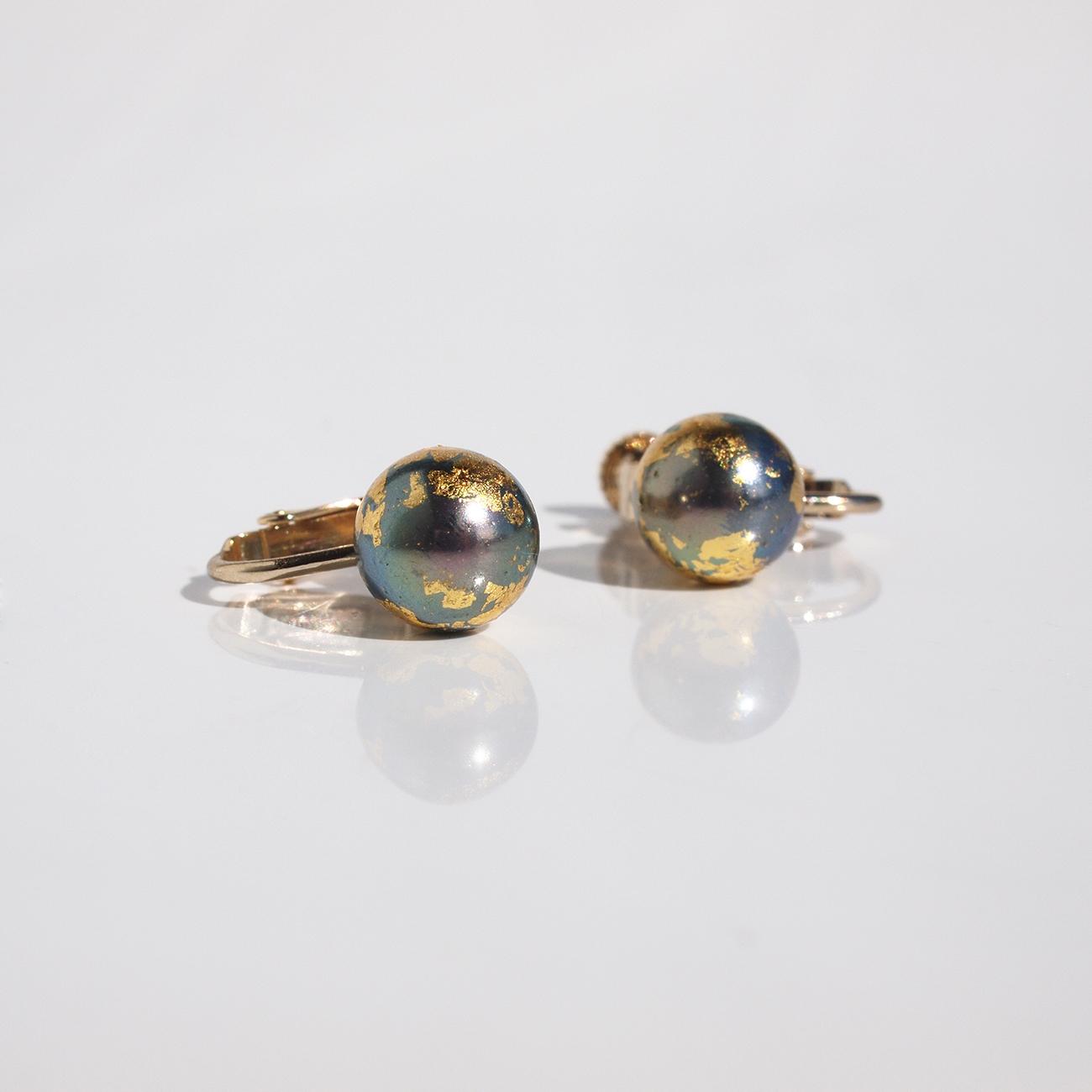 地球イヤリング【8mm】金箔とピーコックパールのイヤリング　ユニセックス