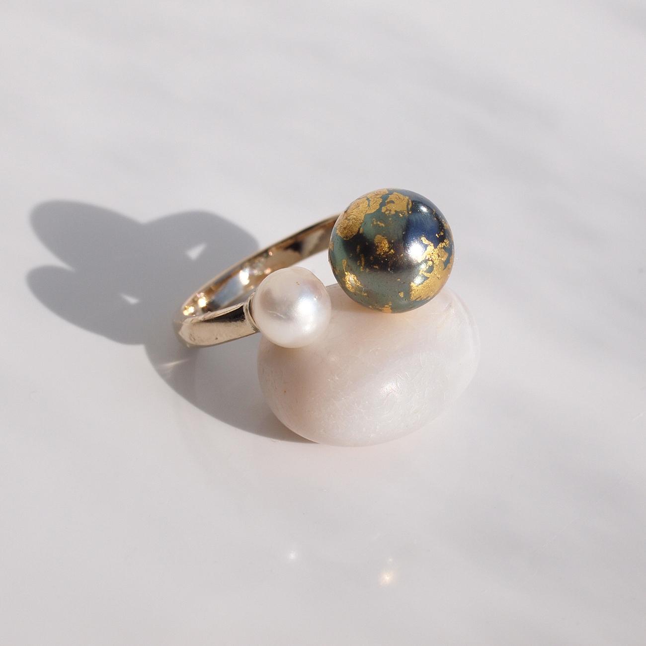 《限定2個》地球と月リング 金箔とピーコックパール×淡水パールのオープンリング フリーサイズ8号~ 3日以内発送 | 1枚目