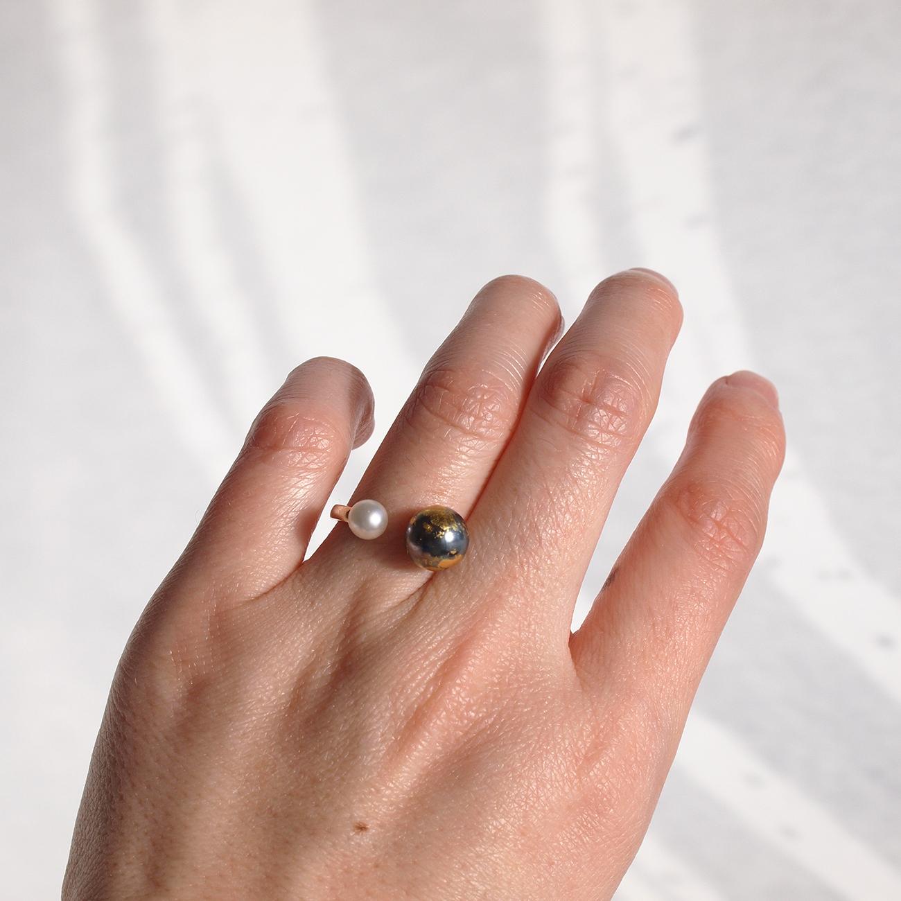 《限定2個》地球と月リング 金箔とピーコックパール×淡水パールのオープンリング フリーサイズ8号~ 3日以内発送 | 3枚目