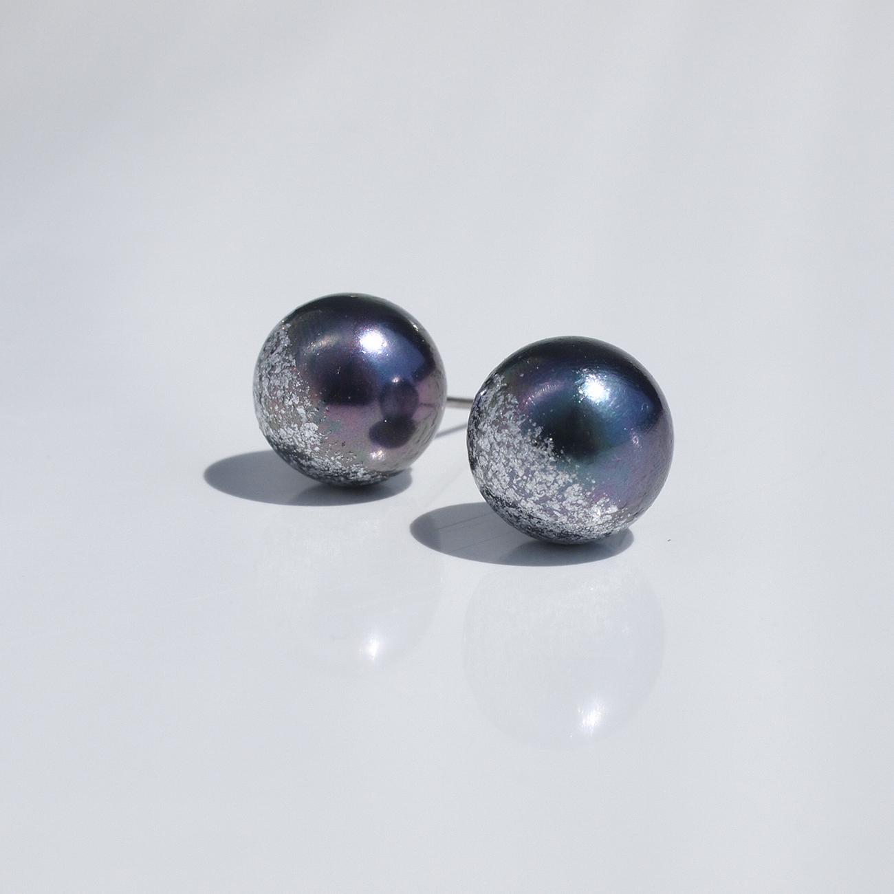 夜空の煌めきピアス【10mm】 ピーコックパール×アルミ箔のスタッドピアス アレルギーフリー | 2枚目