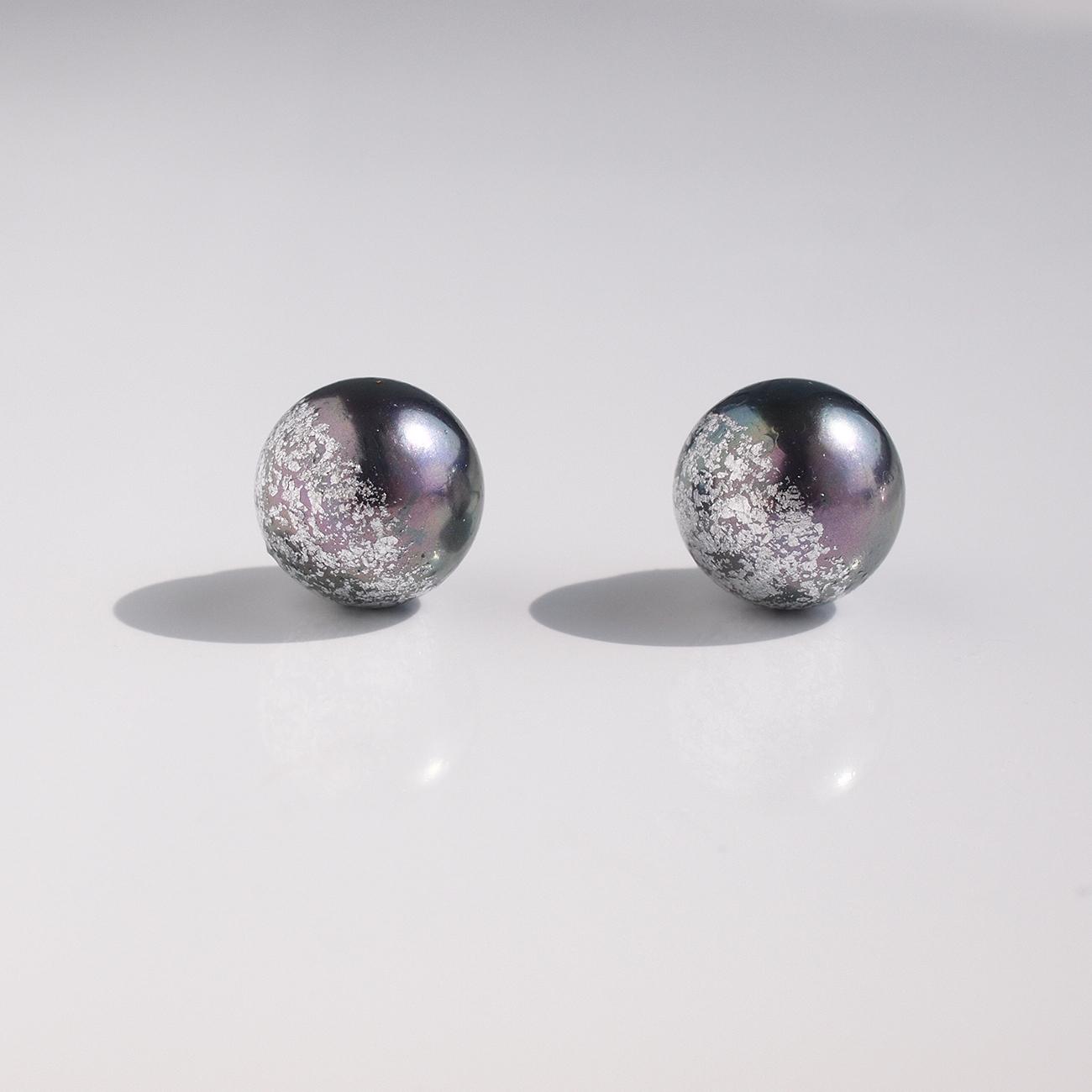 夜空の煌めきピアス【10mm】 ピーコックパール×アルミ箔のスタッドピアス アレルギーフリー | 3枚目
